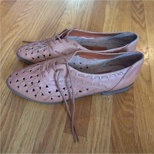 New Women's Tan Leather Lace-Up Shoes